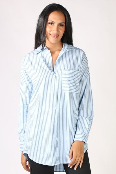 The Donna blouse takes you from desk to dinner. Fashionable blouse made from pure cotton by Funky Staff. The longline poplin shirt has a shirt collar and front button closure. With a drop shoulder, this shirt has long sleeves and overall stripes. Style 58