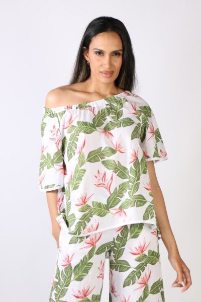 Florals for spring are a perfect excuse by Blueberry to turn heads. In an overall floral print, the cotton top with an elasticated neckline gives you multiple styling options. With short bell flared sleeves and falling at the waist, the top can be paired 