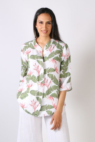 Summer calls for easy dressing and this linen shirt by Blueberry ticks all the boxes. Featuring an overall floral print, with a mandarin collar and a front button through closure, the shirt has 3/4 sleeves and is finished with a tail hem. Style this top w