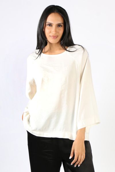 an easy top that keeps it realxed and breezy by Amici is here. In a round neck and drop sleeve, the 3/4 sleeve top is easy and relaxed and perfect for the season. Style C2630.

