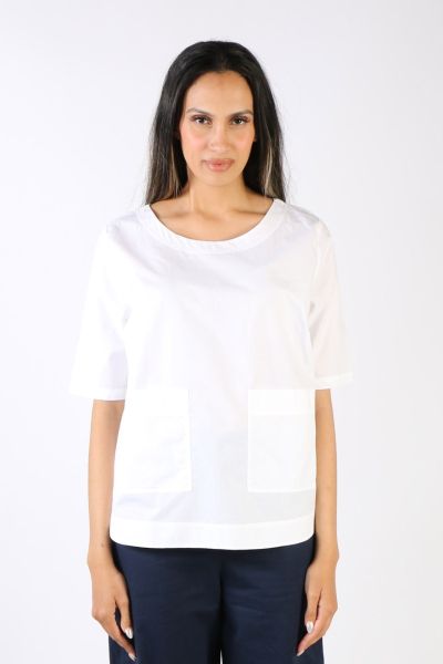 The cute Pati Top is an easy top that keeps your style game in check. In cotton, the top has a round neck and short sleeves. Featuring two front pockets, the top can be styled with each easy pants for a day out or tailored pants and blazer for a business 