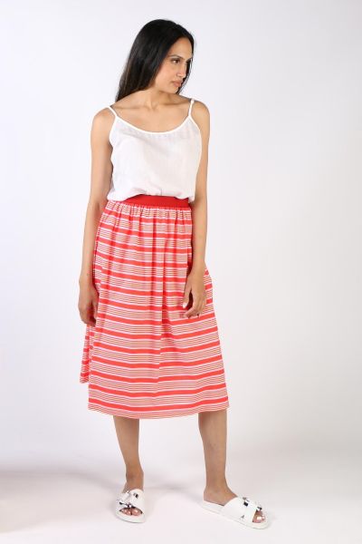 Add a fashionable flair to your look this season with this Saki Skirt. In an overall print, the knee length skirt has an elasticated waist that sits perfectly. Pair it up with any blouse or tee for that easy look. 