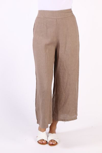An easy pant for the season that keeps you cool and stylish even on your days off. In a 100% linen, the wide legged pants have an elastic waist that sits perfectly at your waist. Style these palazzo pants with a tee or shirt look and sneakers for a stylis
