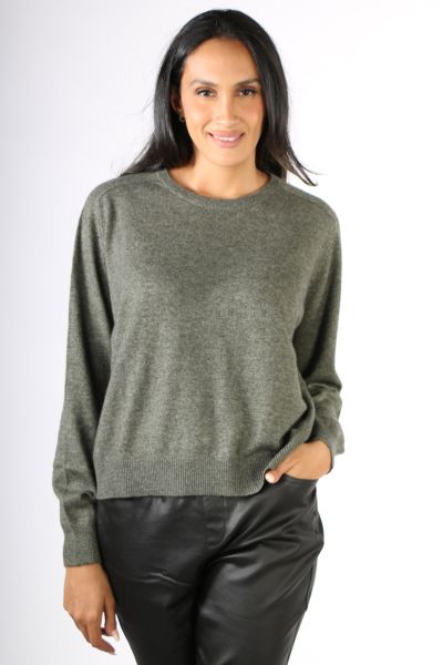 The classic sweater by Campbell and Co is a must have for the cooler months! In 100% cashmere it will you keep you cozy and warm, with a round neck, long sleeves and and a regular fit, it pairs perfectly with any bottoms.