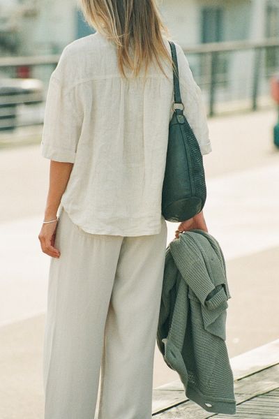 organic linen boxy shirt with collar and roll sleeves. Its straight fit and the yoke at the back and front give it the perfect balance between casual and smart style. style cc350.
