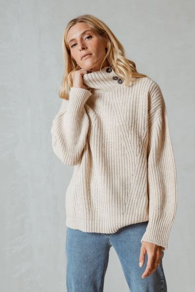 Snuggle up this season in style as Indi & Cold has got you covered. In a Wool Aplpaca Blend, this Chunky Fishermens Knit jumper is both stylish and practical. With full sleeves and a roll up, wide neck and a Dip Hem, this Polo Jumper is perfect to layer u