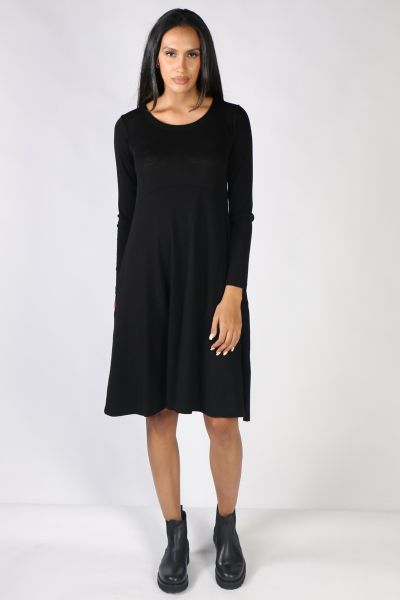 A dress that moves with every step and keeps your style is check, by Foil is here. In jersey, the round neck full sleeve dress falls just at your knees. Style it with easy boots or sneakers alike. Style CFO7123.