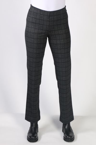 Foil Pick Of The Bunch trousers will keep you in comfort from day to night. With an elsatic waist these are the ultimate comfy fit trousers. The high waisted structure, with a slim leg allows you to pair them with a range of tops, style them for everyday 