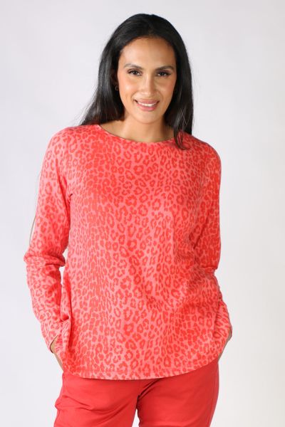 Comfortable and pretty cool. This leopard sweater has many fashionable advantages and is the perfect basis for a successful, modern outfit. This sweater made of wool is extremely casual and enchants with its cool dark line wash.