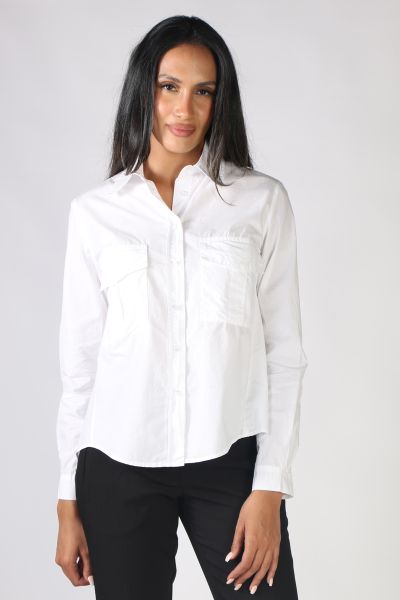 The Alena Blouse is a classic one for the seasons. Super cool blouse made of pure cotton poplin. The blouse has a casual, oversized cut and is longer at the back. The patch breast pockets give it a sporty touch. It can be combined with any trousers in a s