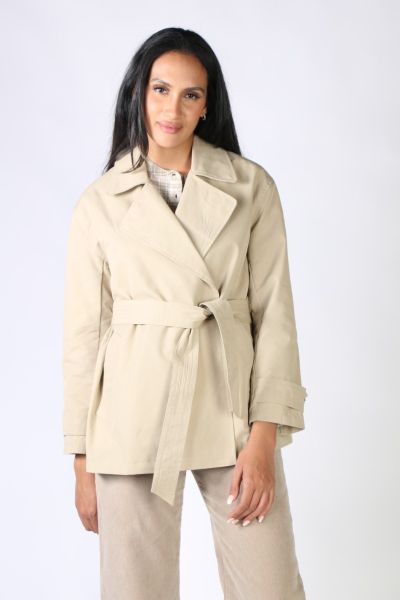 What is better than a smooth trench coat? With a shirt collar, zip closure and straight fit, it can accompany you on rainy days and cold days. We love it! style GF705.