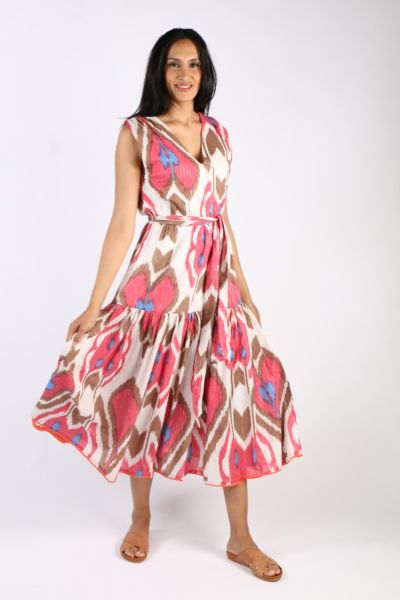 The Boom Shankar Heidi Dress is a dreamy summer midi with its luxe tiered design, sleeveless, v neck with a waist tie. The floaty and feminine silhouette is simply exquisite in combination with the uzbek ikat print.