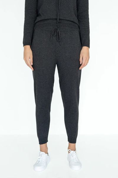 A relaxed and snuggle worthy jogger pant that takes you around in style by Humidity is here. In a cotton cashmere, the drawstring waist pant is comfy and warm. The Merci jogger pant can be styled with easy Sunday hoodie jumper as a set for that to keep yo
