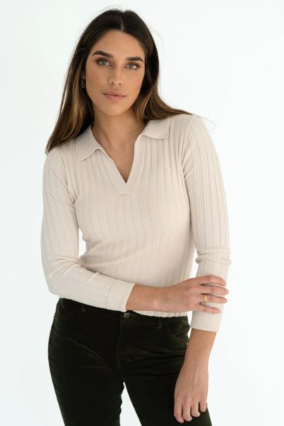 A slimming number the Elise jumper by Humidity is sure to keep you on top of your style game. In a Viscose blend, the overall ribbed jumper has a V open neckline and full sleeves. Style it with paperbag waist pants or flared denims for that perfect modern