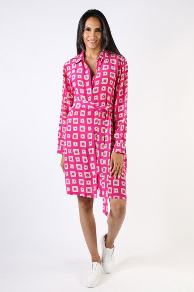 A shirtdress is a classic wardrobe staple and this one by Anupamaa is our perfect one for the season. In a geometric print, it has a shirt collar with a front button closure. Will full sleeves, finsihed with cuff and falling just at your knees. Style with