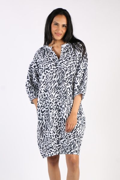 Go for an easy vibe in this animal print dress by gotdon smith. loose fir with 3/4 sleeves and flatering neckline. pearfect for wearing over your swimmers. Style 43460.