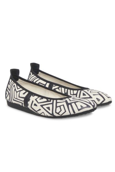 Elegant and fun all at the same time, these Lamour Flats will take you everywhere this season. Printed Leather with Contrast Trim Round Toe it also features a Contrasting Low Wedge design it ensures Comfort Sole in a Ballet Pump design.