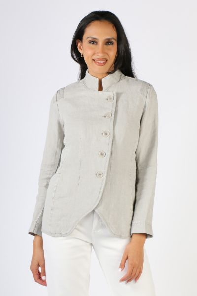 The Parade Jacket, made of soft linen fabric, is the ultimate weekend essential. With topstitched darts, zig-zag topstitched shoulder panels, contrast facing, and two tone buttons, this laid back jacket is the epitome of casual chic. It's also garment dye