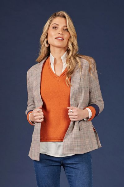 Go for a polished look this season with this blazer. In a houndstooth check, this single breasted blazer with sharp lines and contrast trim is perfect for the day. Style this Austin blazer over a dress or a top and tailored pants. Style LS2360.