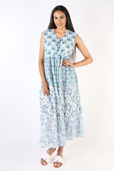 Swing into new season with this maxi sundress by Mandalay that hits all the right notes. In a mix and match of prints, this maxi length sleeveless dress with a tiered design has a round neck. With front pockets and a relaxed look, be effortlessly stylish 
