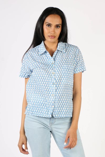 An easy cotton shirt with an overall floral print by Mandalay is a breezy choice for the season. In an overall handblock, the short sleeve shirt has a button down front with mother of pearl buttons and classic shirt collar. Style it with easy denims. Styl