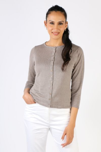 The Pingu Linen Hemp Cardigan by Mansted is the ideal essential for all seasons. This cardigan is perfect to protect your shoulders when the sun comes out or a statement piece to any basic outfit. You can wear it with a dress or pair it with a top and jea