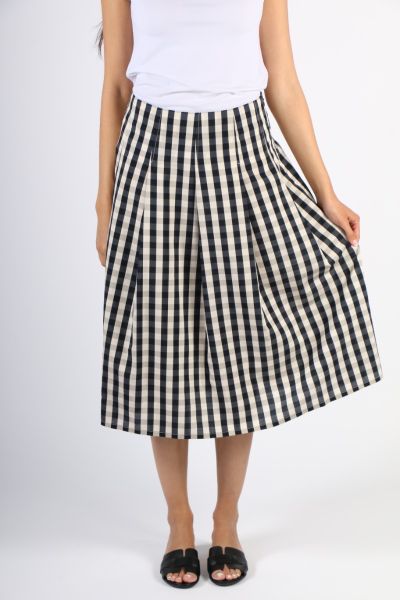 Classic gingham checks are both feminine and elegant, and they work exceptionally well on this skirt. The soft viscose material with lyocell is wonderful to wear. The skirt zips at the side and is designed with pleats all around, so it flutters softly aro