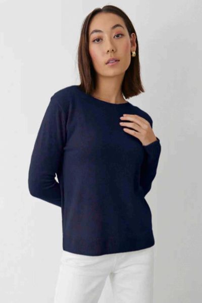 A high quality classic never goes out of fashion. In 100% Cashmere, the jumper has a round neck and long sleeves. Style this crew sweater with easy denims or tailored pants. Style 23511.