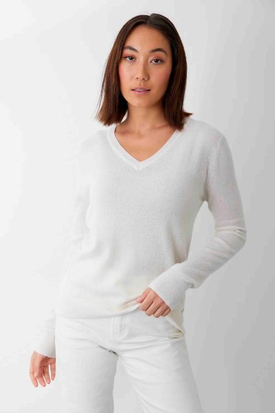 A high quality classic never goes out of fashion. In 100% Cashmere, the jumper has a V neck and long sleeves. Style this jumper with easy denims or tailored pants. Style 23511.