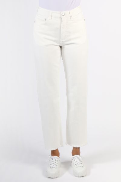 We love white jeans for spring, and these jeans as they are essential in the wardrobe! These jeans are designed in a cool straight fit with a high waist and finished with an ankle length. We like to style them with a tucked-in tee or a classic shirt with 