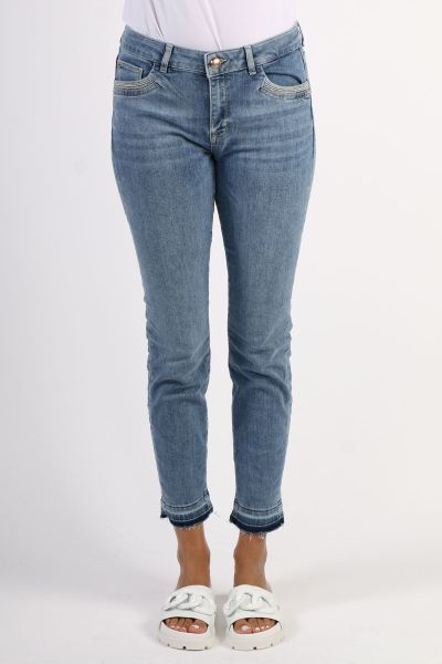 We love low-waisted jeans! These jeans are designed in a slim fit with a low waist and finished with an edgy raw hem, chic lurex details at the front pockets, and a brown leather badge at the back. These jeans go with anything from shirts to tees and blou