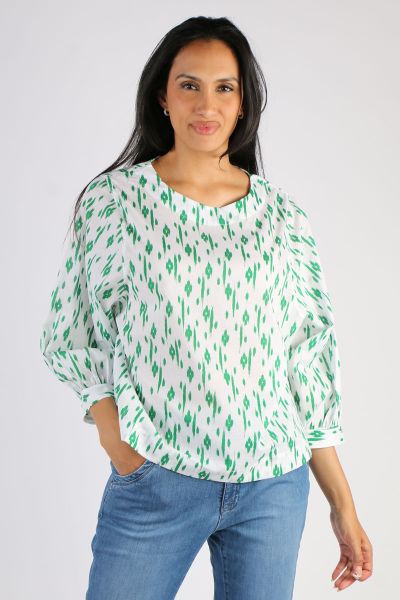 A shape you can count on. The Avoca Top is a relaxed cotton top with a subtle boatneck and cropped longer sleeves. Made from 100% cotton, subtle balloon shaped sleeves gather into a thin cuff that falls midway down the forearm. At the back, a slight openi