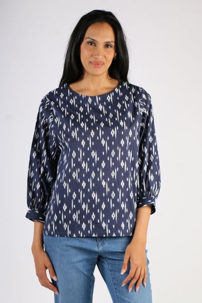 A shape you can count on. The Avoca Top is a relaxed cotton top with a subtle boatneck and cropped longer sleeves. Made from 100% cotton, subtle balloon shaped sleeves gather into a thin cuff that falls midway down the forearm. At the back, a slight openi
