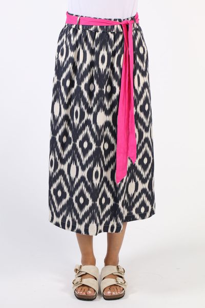 A skirt that elevates even the basic top is here by Ping Pong. In an overall ikat print, the drawstring waist skirt has a front fold midi skirt and features a fuchsia constrast tie up belt. Style this with an easy white tank or a matching top and tie up w