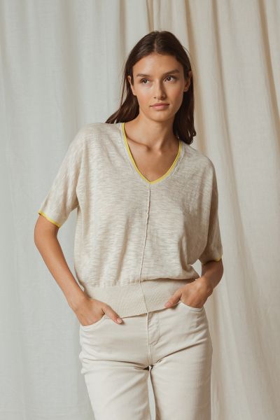 The Retro Knit from Indi & Cold features contrast trim, adding a playful touch to your wardrobe. The knit has a classic v neck and dropped shoulders. This style has a box shaped fit and ribbed trimmings. style RD656.