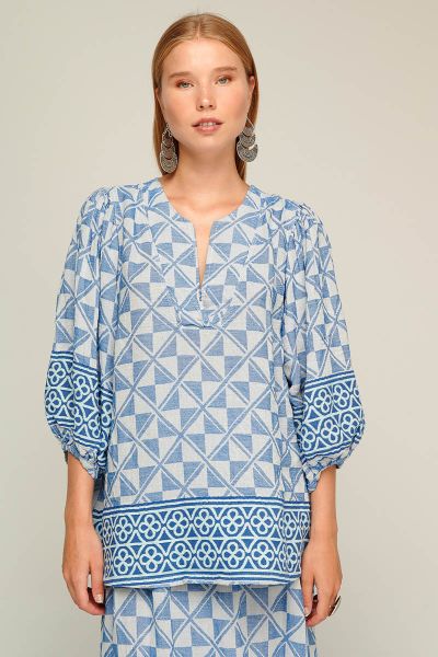 An easy summer top by Pearl and Caviar that goes with every bottom in your wardrobe. In an overall woven jacquared pattern, the top has a round-V neckline that is stylish and easy for the weather. The linen top can be thrown on and go and goes well with e