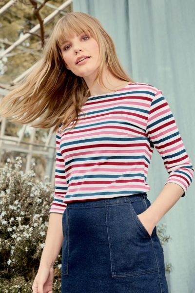 A classic sailor top gets a modern twist by Seasalt this season. In an overall three colour stripes, the Primula Tri Mini Cornish Chalk Sailor Top has a crew neck and long sleeves. Style with easy denims for an easy summer vibe.