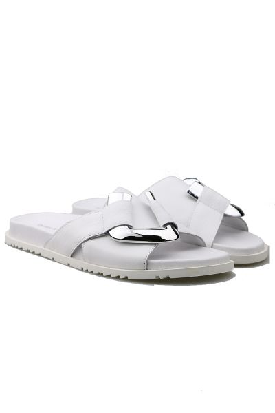 The Taavi Slides by Django & Juliette are stylishly effortless, with silver trim moulded leather and a chunky sole. The easy slip-on silhouette is designed for ultimate summer ease. Soft leather gets softer with every wear, for comfy steps all season long