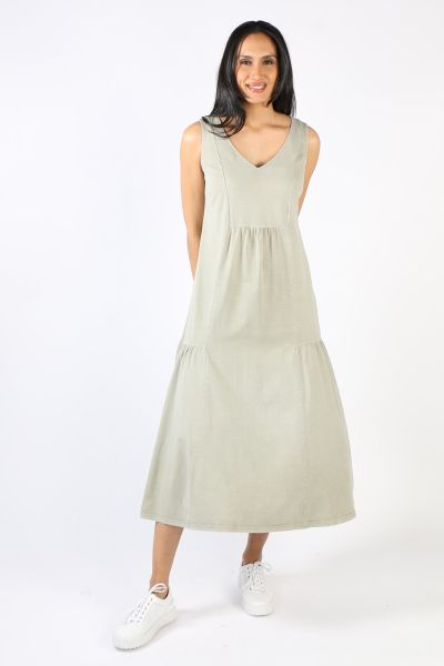 With versatile styling options, you will find yourself reaching for the Veuve Jersey V-Neck Sleeveless Midi Dress again and again. In a super soft stretch fabric, The fluid fold appearance of the ruched panels is the perfect design that flatters your shap