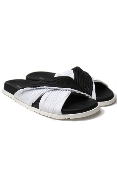 Casual style has had an upgrade thanks to these leather slides by Django & Juliette. A rippled two tone finish gives TOYCE a contemporary look that is perfect for sunny weekends.