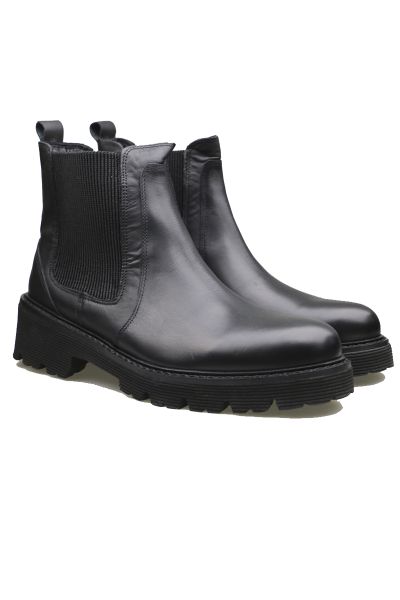 Step out in style and comfort this season with these on trend chunky Chelsea boots. The combat style wave boots are supremely cool and easy to walk for miles due to their sturdy soles. style 11321b.