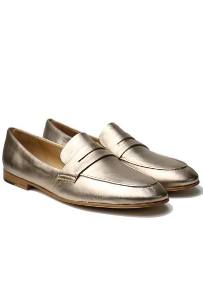 For upscale elegance, look no further than these leather loafers by Django & Juliette. Versatile and chic, ULANI can be worn from desk to dinner.