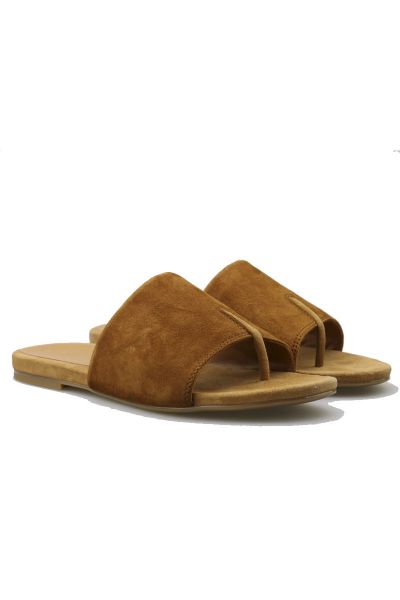 Thong type sandals, made of leather with wood detail on the back piece. Non-slip TPU sole. Flat sandals with subtle textures, perfect for this season.
