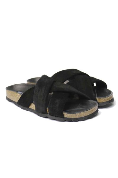 Velour sandal in tile colour made in Spain. Composed of suede material, leather lining and sole and rubber and cork sole. A very comfortable model that you can't miss in your wardrobe this summer.
