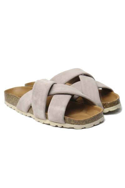 Velour sandal in tile colour made in Spain. Composed of suede material, leather lining and sole and rubber and cork sole. A very comfortable model that you can't miss in your wardrobe this summer.
