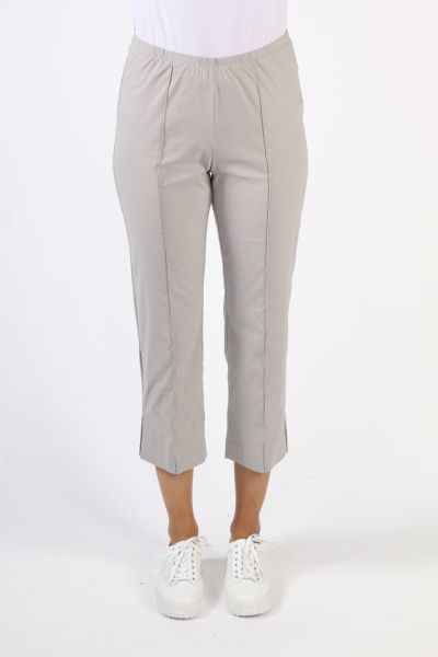 With a flattering vertical seam detail and a concealed elasticised waistband the Acrobat 7/8 Pants by Verge are made to stretch for the perfect fit and are available in a variety of colours throughout the season at Readsonline. These super comfortable pul