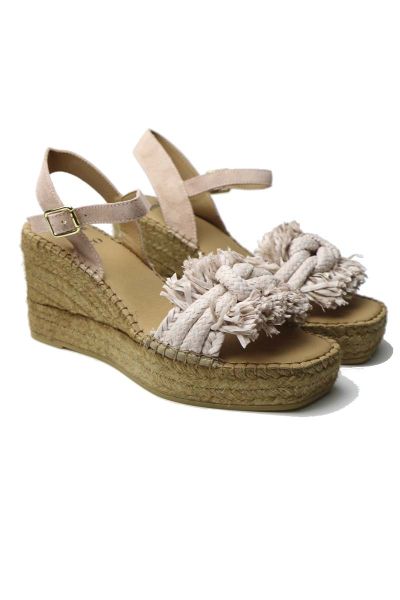 An easy summer statement, the high wedge by Vidorreta is perfet to amp up any look. With an ankle strap suede closure, a high jute wedge and a statement knot with raffia fringe, style up easy looks this season. Style VI30000