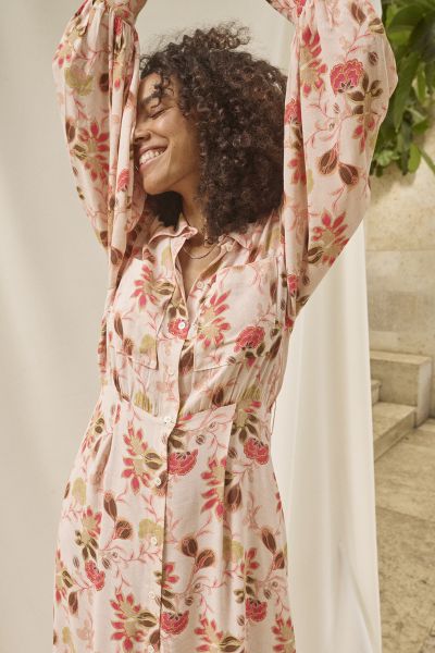 We love floral dresses, and this floral dress is no exception! It's designed in a regular silhouette and crafted from a viscose blend. It's finished with a matching belt, which makes it easy to adjust the fit, and detailed with pleats, a pointy shirt coll