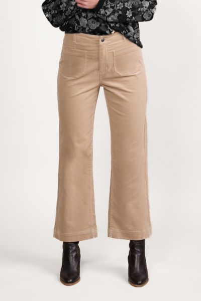 Vassalli staple cord pants for the season are a perfect go to. In a stretch corduroy, front zip and pockets, freshen up your wardrobe this season. Style 5995AM.
