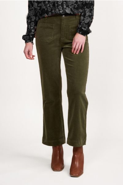 Vassalli staple cord pants for the season are a perfect go to. In a stretch corduroy, front zip and pockets, freshen up your wardrobe this season. Style 5995AM.
